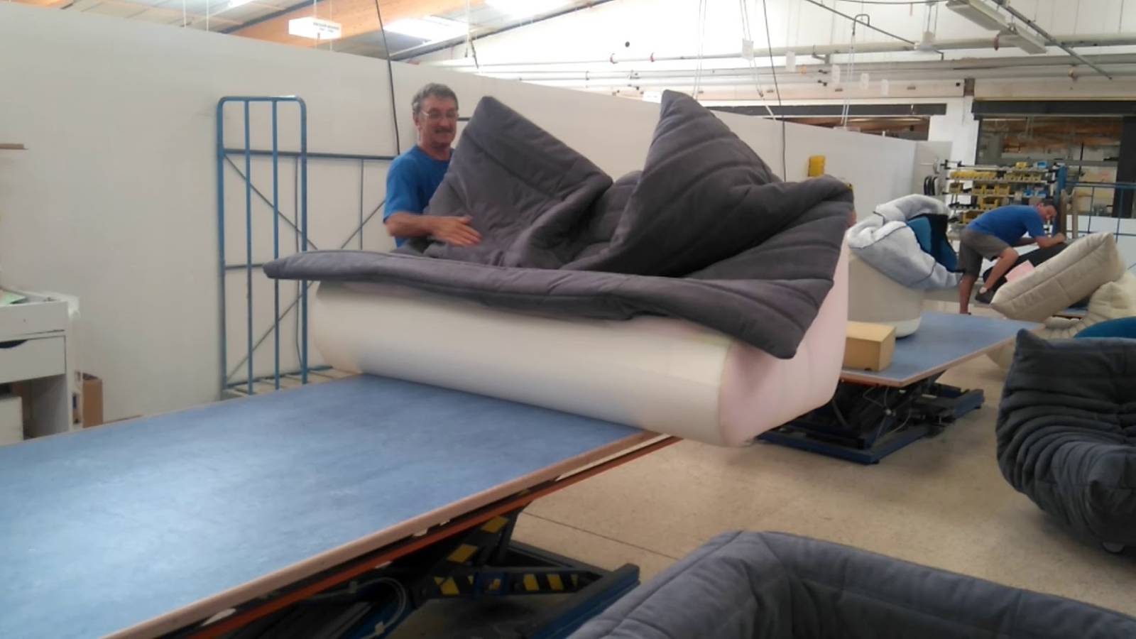 Tapissage de grande banquette Togo chez LIGNE ROSET à Briord proche d'Avignon dans le Vaucluse