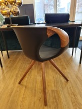 Notre zone d'activité pour ce service Suspension luminaire design noire pour un intérieur contemporain